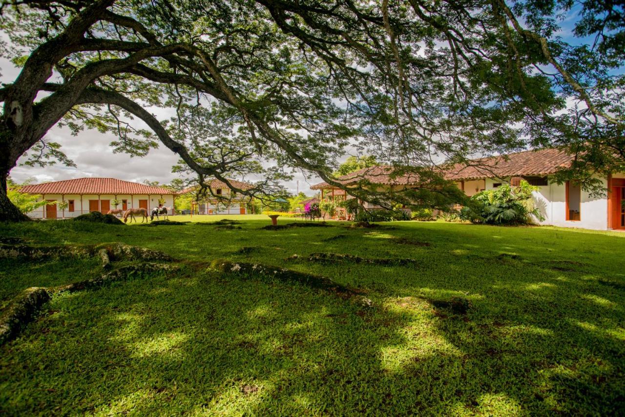 Вилла Hacienda El Saman Кимбайя Экстерьер фото